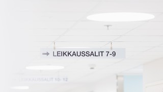 Leikkaussali-kyltti Sairaala Novassa.
