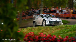 Ralliauto ajaa yleisön kannustaessa. Kuva: Secto Rally