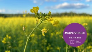Aurinkoinen peltomaisema. Violetissa ympyrässä valkoinen teksti: #kipuviikko.