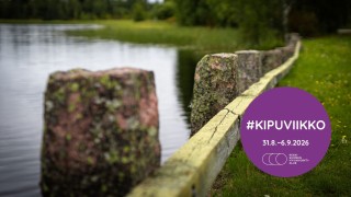 Kuva kivisestä kaiteesta järven rannalla. Violetissa ympyrässä teksti #kipuviikko.