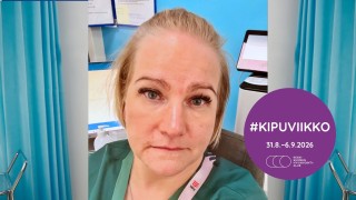 Kasvokuva terveydenhuollon ammattilaisesta työympäristössään. Violetissa ympyrässä teksti: #kipuviikko