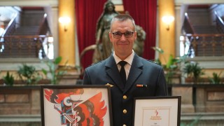 Ville Ala-Kokko Vuoden Palomies -diplomin kanssa