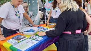 Keski-Suomen hyvinvoinitialueen esittelypiste Pride Jyväskylä -tapahtumassa vuonna 2025. 